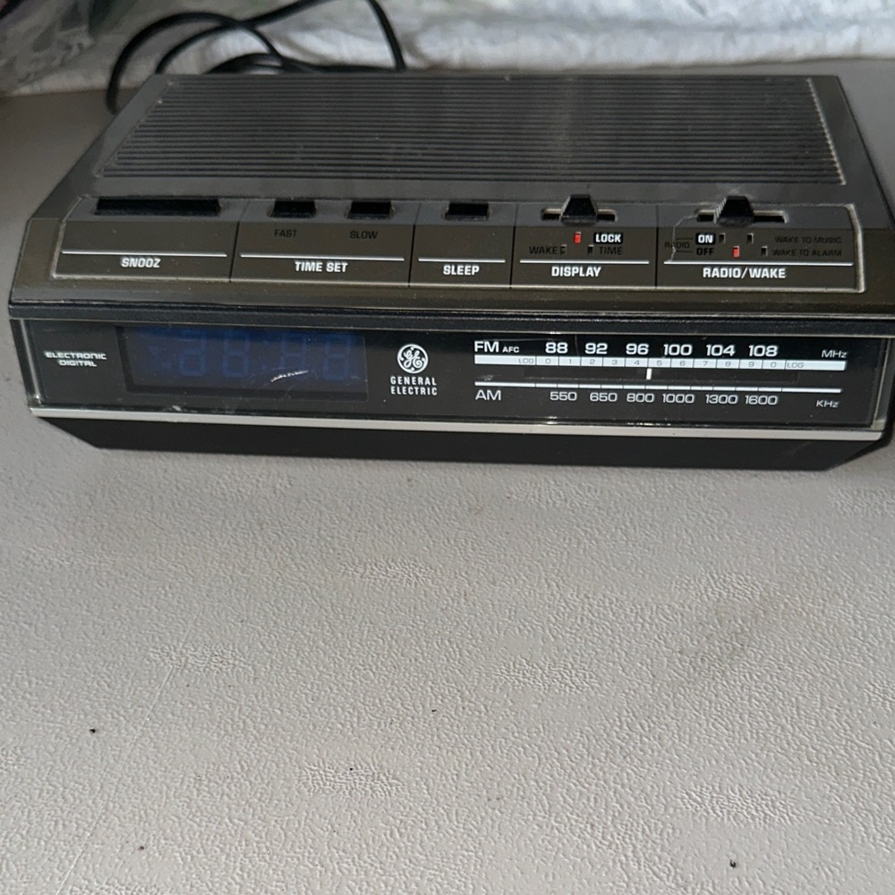 Vintage General Electric AM/FM Alarm Clock Radio